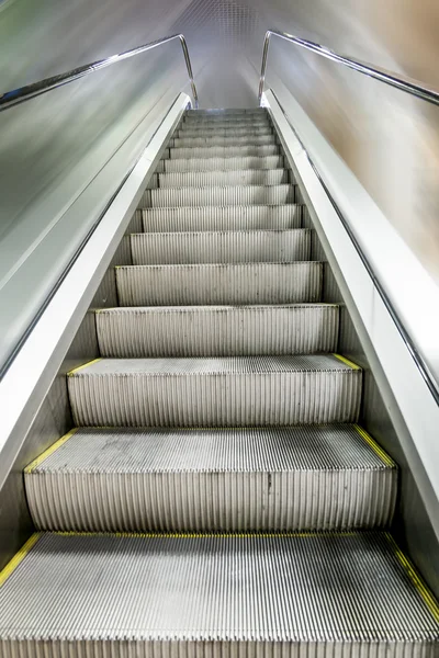 Alışveriş merkezinde yürüyen merdiven yukarı yükselir — Stok fotoğraf