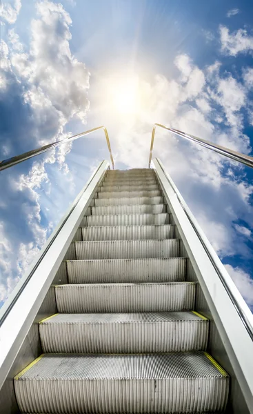 The escalator is moving up to the blue sky with the Sun — Stock Photo, Image