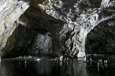 Mermer Ocağı Karelya, Ru Ruskeala terk edilmiş bir tünelde