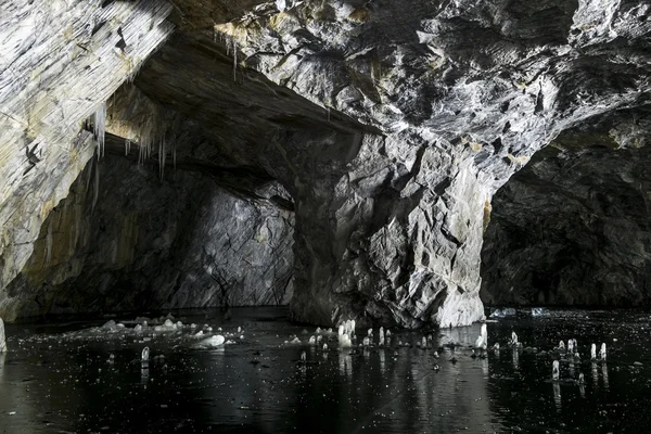 An abandoned tunnel in the marble quarry Ruskeala in Karelia, Ru — Stock Photo, Image