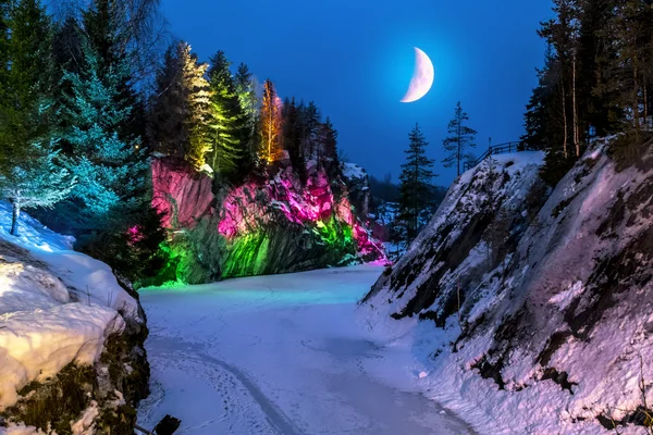 Luces nocturnas en la cantera de mármol Ruskeala en Karelia en la w — Foto de Stock