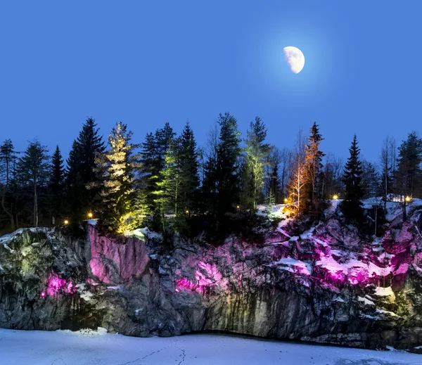 Luces nocturnas en la cantera de mármol Ruskeala en Karelia en la w — Foto de Stock