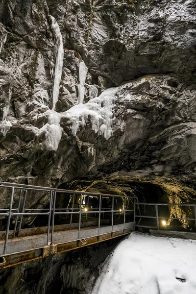 An abandoned tunnel in the marble quarry Ruskeala in Karelia, Ru — Stock Photo, Image