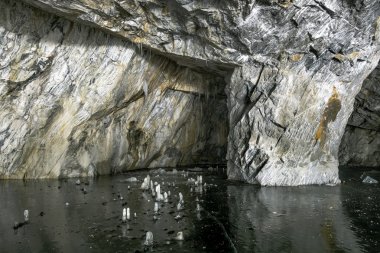 Mermer Ocağı Karelya, Ru Ruskeala terk edilmiş bir tünelde