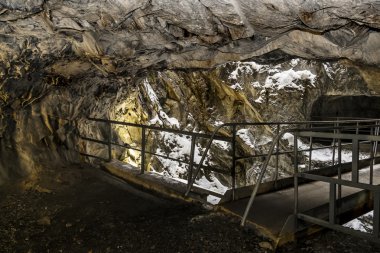 Mermer Ocağı Karelya, Ru Ruskeala terk edilmiş bir tünelde