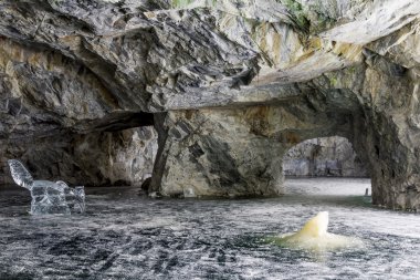 Dağ Park Ruskeala içinde Kareli bir mağarada buz figürleri