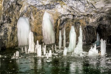 Dağ Park Ruskeala içinde Kareli bir mağarada buz figürleri