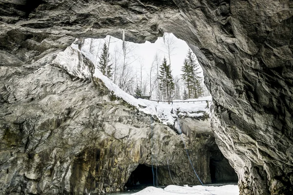 An abandoned tunnel in the marble quarry Ruskeala in Karelia, Ru — Stock Photo, Image