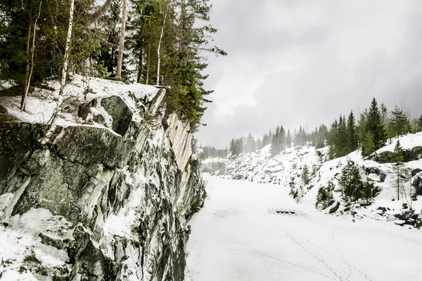 Paysage accidenté du nord de Misty. Carrières de marbre Ruskeala à Kare — Photo