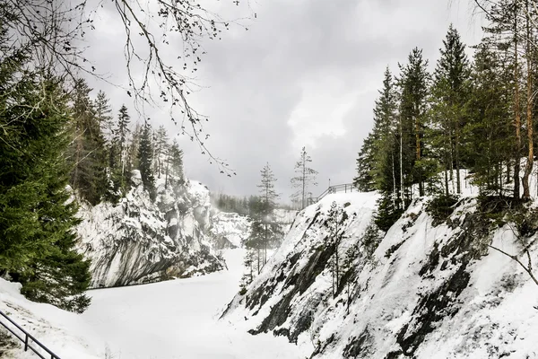 Hårda nordliga dimmiga landskap. Ruskeala marmor stenbrott i Kare — Stockfoto