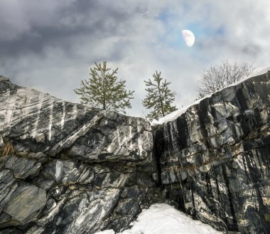 Sert Kuzey Misty peyzaj moon ile. Ruskeala mermer quarri