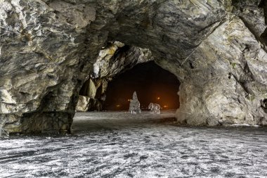 Dağ Park Ruskeala içinde Kareli bir mağarada buz figürleri