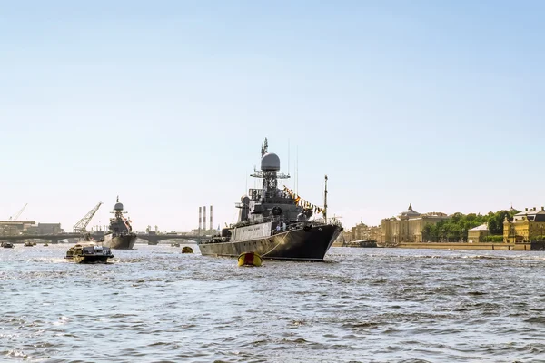 Oorlogsschepen in de wateren van de rivier de Neva in Sint-Petersburg, juli — Stockfoto