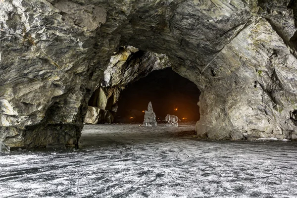 Eisfiguren in einer Höhle im Bergpark Ruskeala in Kareli — Stockfoto
