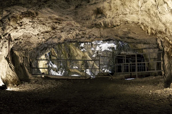 An abandoned tunnel in the marble quarry Ruskeala in Karelia, Ru — Stock Photo, Image