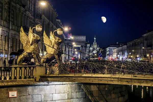 Bank brug over de Gribojedov Canal en de kerk van de Verlosser — Stockfoto