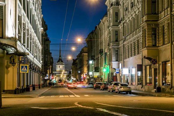 Utsikt från Gorohovaya Street till amiralitetet för natten illumin — Stockfoto