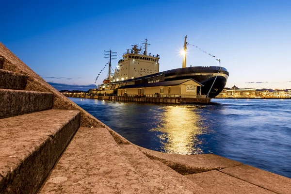 Ledoborec "Mudyug" kotví na anglické nábřeží za soumraku. — Stock fotografie