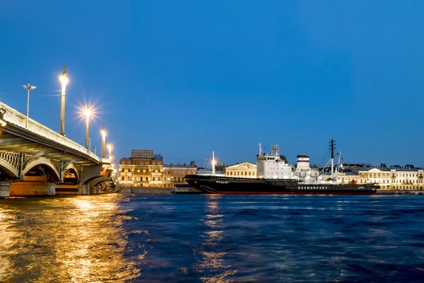 Rompighiaccio "Mudyug" è ormeggiato sul terrapieno inglese al tramonto . — Foto Stock