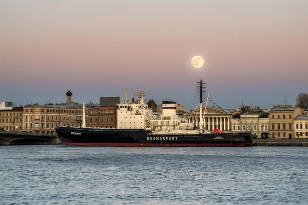 Icebreaker "Mudyug" ligger förtöjd på Svenska vallen i skymningen. — Stockfoto