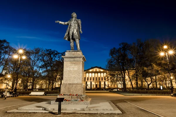 Monumento a Alexander Sergeyevich Pushkin em quadrado de artes de Sain — Fotografia de Stock