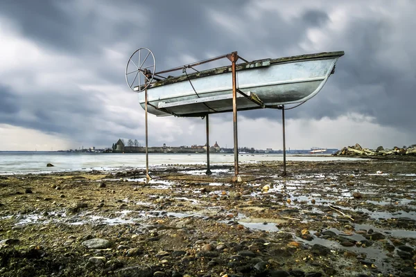 Båtar på stranden av sjön Ladoga i regnigt väder — Stockfoto