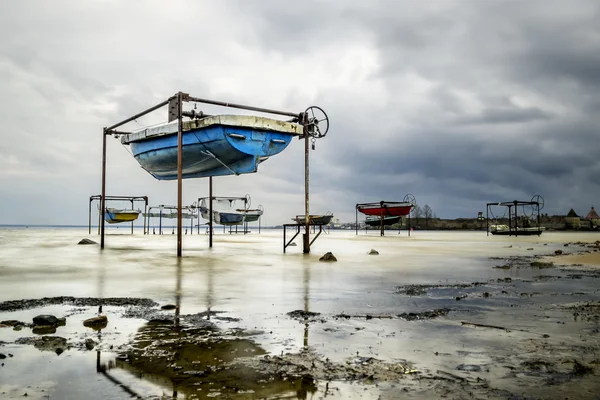 Båtar på stranden av sjön Ladoga i regnigt väder — Stockfoto