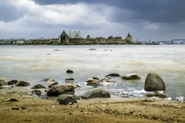 Fort Oreshek op het meer van Ladoga in regenachtig weer — Stockfoto