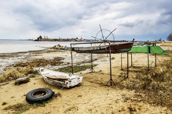 Båtar på stranden av sjön Ladoga i regnigt väder — Stockfoto