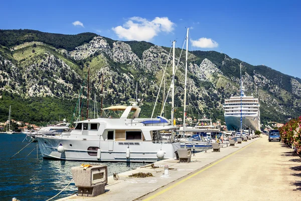 Navy Pier with yachts and cruise liners in the town of Kotor — Stockfoto