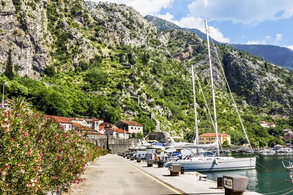 Dermaga Angkatan Laut dengan kapal pesiar di kota Kotor — Stok Foto