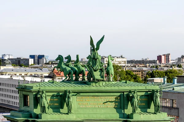 Ansicht der skulpturalen Komposition narva triumphbogen in st. p — Stockfoto