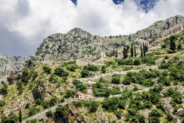 Pohled na hradby a pohoří v staré město Kotor — Stock fotografie