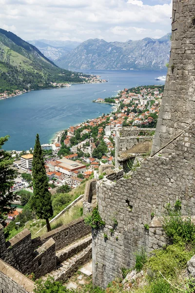 View of the roofs of the houses and the marina with a fortress w — Stock Photo, Image