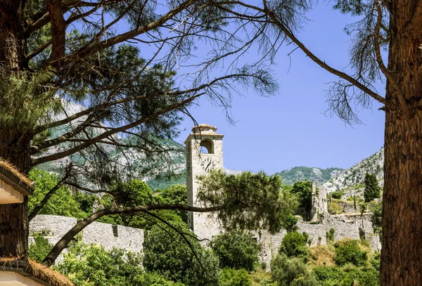 Torre do relógio na fortaleza na cidade velha de Bar em Montenegro — Fotografia de Stock