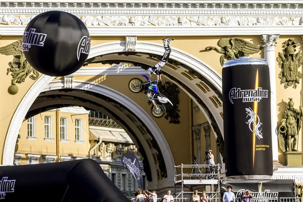 Adrenaline Rush Fmx renners Moto vrije stijl show op het paleis Squ — Stockfoto