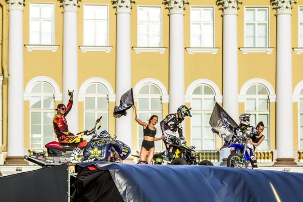 Adrenaline Rush Fmx renners Moto vrije stijl show op het paleis Squ — Stockfoto