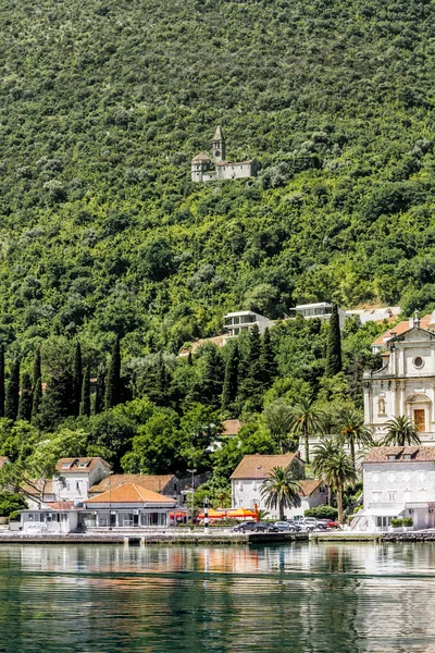 Chiesa nelle montagne intorno alla città Prcanj nella baia di Kotor — Foto Stock