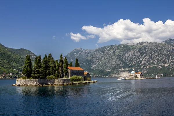 Kościół wyspa Gospa od Shkrpela w Zatoce Kotorskiej — Zdjęcie stockowe