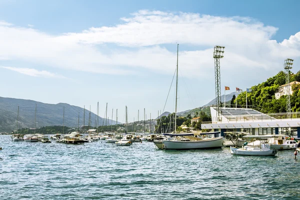 Hamnen med båtar i staden Herceg Novi — Stockfoto