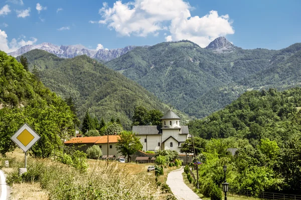 Monasterio en el río Moraca en medio de las montañas en el fondo . —  Fotos de Stock