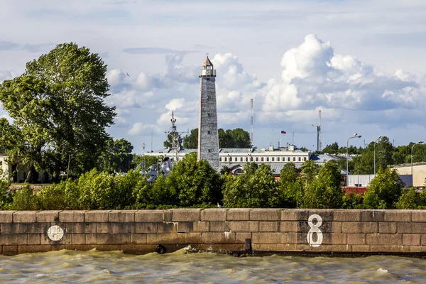 Uitzicht van de houten vuurtoren in kronstadt. St. Petersburg. — Stockfoto
