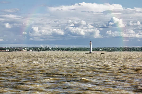 Радуга в небе над маяком в Финском заливе на — стоковое фото