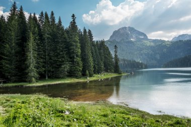 Ulusal parkta Durmitor siyah göl ve dağların ba