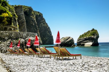 Plaj ve uçuruma Budva'nın St. Nicholas Adası üzerinde,