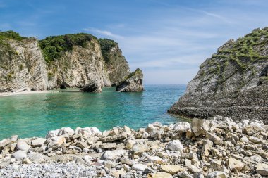 Plaj ve uçuruma Budva'nın St. Nicholas Adası üzerinde,