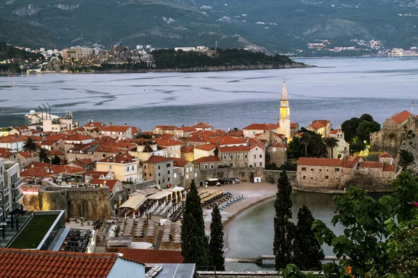 Cidade velha de Budva em Montenegro ao pôr do sol — Fotografia de Stock