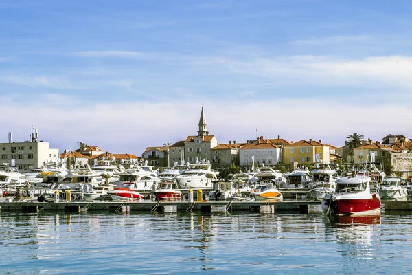 Porto e iates na cidade velha de Budva, Montenegro — Fotografia de Stock