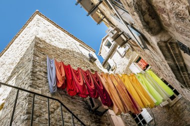 Budva eski kasaba sokaklarında kurutulmuş linens
