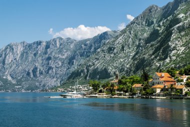 Dobrota kasabasında güneşli gün Kotor Körfezi